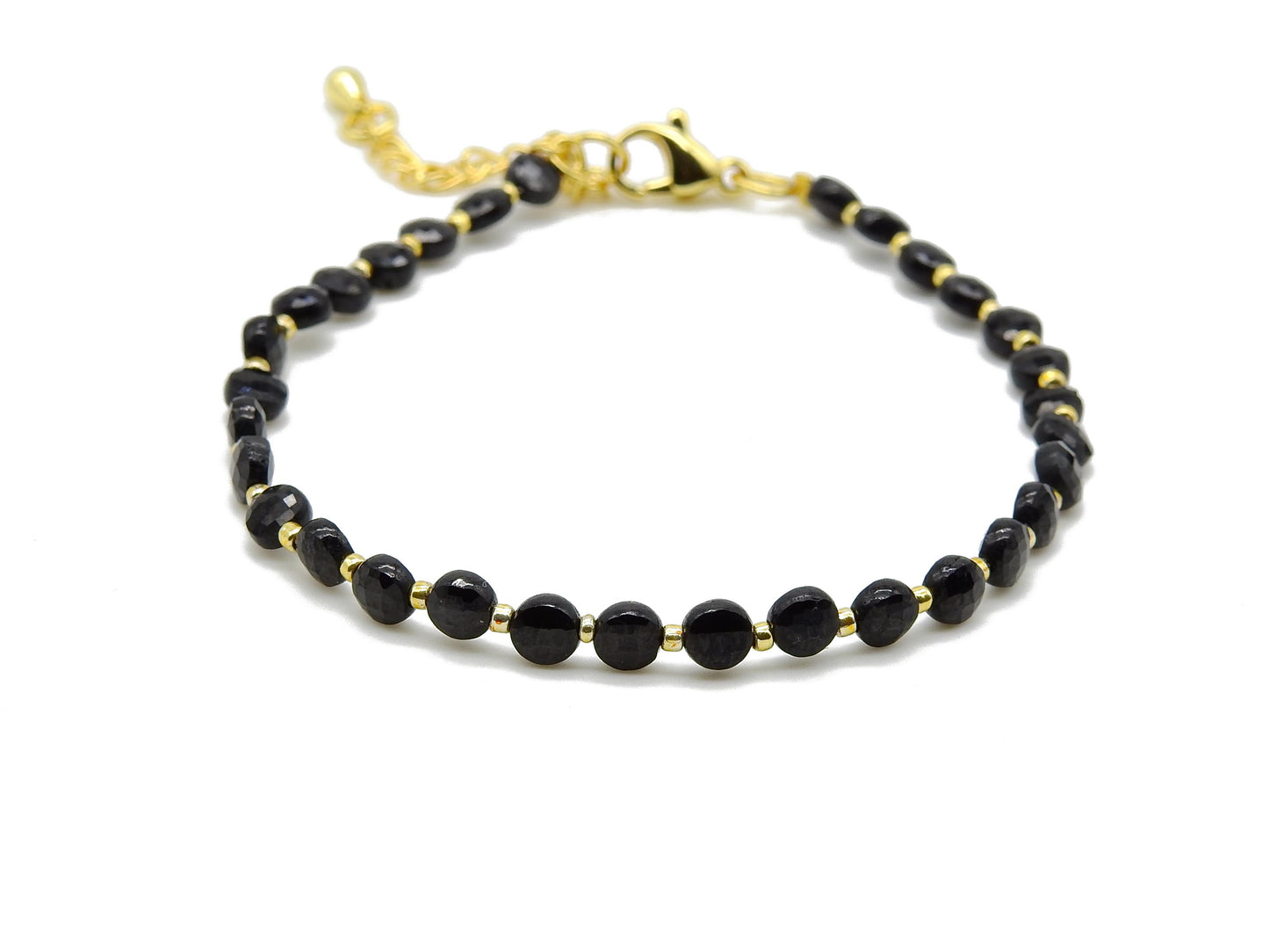selection zen bracelet réglable doré perles à facettes en agate noire et perles dorées avec chaine de réglage dorée