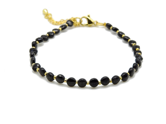 selection zen bracelet réglable doré perles à facettes en agate noire et perles dorées avec chaine de réglage dorée